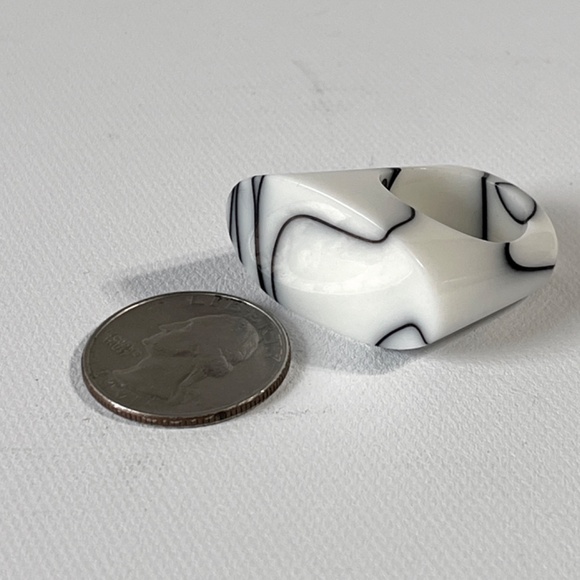 Vintage Lucite Ring Chunky White Black Marble Swirl Statement Unisex Acrylic J - Picture 8 of 15